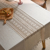 Nappe beige au style bohème en lin mise sur une table