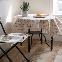 Nappe beige au style bohème et naturel installée sur une table ronde