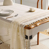 Nappe beige vintage en dentelle mis sur une table à manger