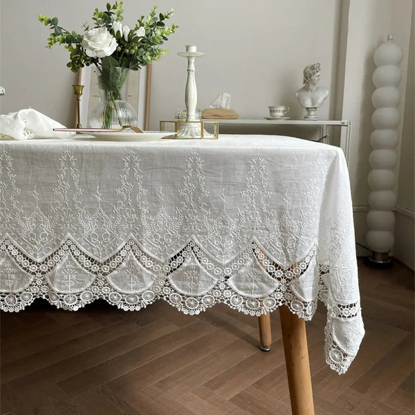 Nappe Rectangulaire Blanche en Coton Brodé – Finition Dentelle Chic