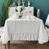 Nappe Blanche Chic et Décorative en Coton installée sur une table