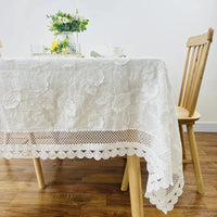 Nappe blanche décorative et élégante