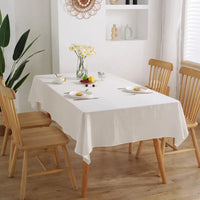 Nappe blanche douce et élégante en coton installée sur une table en bois