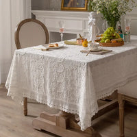 Nappe Blanche Luxueuse et Design en Dentelle sur une table en bois avec des assiettes, des couverts, des verres, des fleurs, une tasse, des fruits et de la décoration