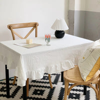 Nappe blanche au style vintage en coton sur une table en bois