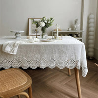 Nappe Blanche Unique en Dentelle Raffinée sur une table avec des fleurs, une assiette, une fourchette et de la décoration