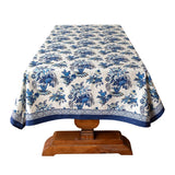 Nappe bleu imperméable avec motif floral, sur une table, sur un fond blanc.