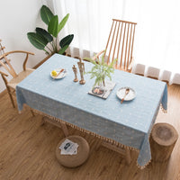 Nappe Bleu Rectangulaire avec Motif à Carreaux sur une table avec des assiettes et de la décoration