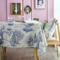 Nappe Bleu Rectangulaire Style Vintage sur une table avec un livre, des verres et des bougies