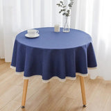 Nappe Bleu Ronde Décorative et Tendance en Dentelle sur une table avec des fleurs et une tasse de café