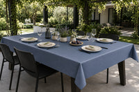 nappe bleue en plastique sous pergola