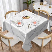 Nappe Carrée Design et Durable Effet Marbre, de couleur gris eet blanche, dans une salle à manger.