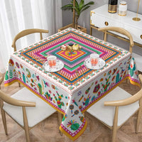 Nappe Carrée Multicolore à Motif Mexicain, dans une salle à manger.