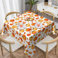 Nappe Carrée Style Automnal avec Motif Citrouille, blanche et orange, dans une salle à manger.