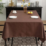 Nappe Coton Imperméable Durable et Robuste, de couleur marron, dans une salle à manger.