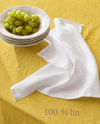photo rapprochée d'une nappe en lin jaune 