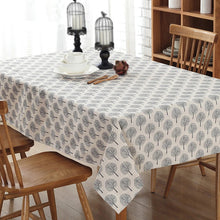 Nappe en Lin Élégante Imprimée de Plantes sur une table en bois rectangulaire