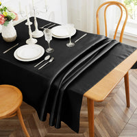 Nappe Noire Effet Satin sur une table