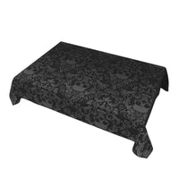 Nappe noire rectangulaire style gothique, avec motifs de têtes de morts et d'ornements, sur un fond blanc.