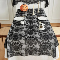 Nappe Noire Thème Halloween avec Dentelle sur une table avec une citrouille