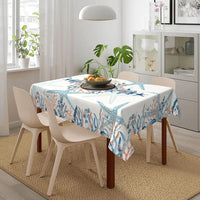 Nappe Plastique Rectangulaire Imperméable et Résistante, de couleur blanche avec des motifs d'étoiles de mer et d'algues, dans une salle à manger.