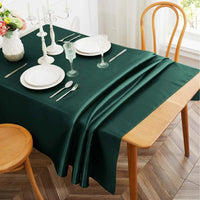 Nappe en Polyester Chic et Élégante Effet Satin sur une table en bois rectangulaire