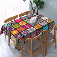 Nappe en Polyester Colorée aux Motifs Mandala sur une table rectangulaire