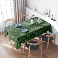 Nappe Rectangulaire Imprimé Sapins de Noël sur une table avec 4 chaises autour