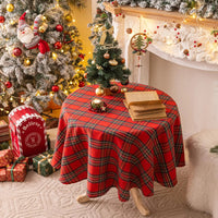 nappe ronde à carreaux rouge dans un décor de Noël