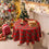 nappe ronde à carreaux rouge dans un décor de Noël