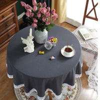 Nappe de Table Grise et Ronde avec Dentelle sur une table