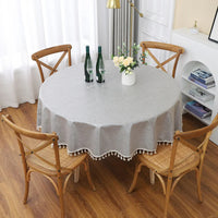 Nappe de Table Grise et Ronde avec Macramé sur une table