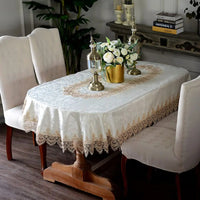 Nappe Table Ovale Luxueuse en Dentelle Brodée sur une table avec des fleurs et des chaises autour