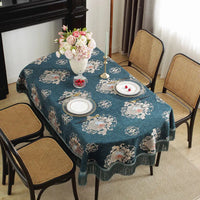 Nappe table ovale tendance à motif original sur une table avec des assiettes, des couverts, des fleurs et des chaises autour de la table