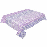 Nappe de Table en Plastique avec Motifs Imprimés, de couleur violette et blanche, de forme rectangulaire, sur un fond blanc.