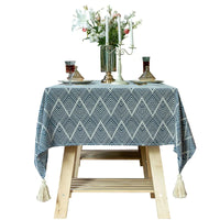 Nappe table rectangulaire brodée avec motifs triangulaires sur fond blanc