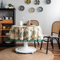 Nappe de table ronde avec imprimé de feuilles sur une table