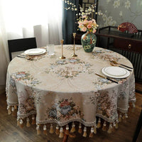 Nappe de table ronde luxueuse et brodée sur une table