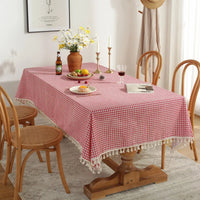 Nappe table rose à carreaux avec pampilles sur une table