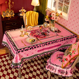 Nappe de table rose avec imprimé léopard sur une table