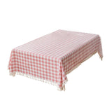 Nappe table rose et rétro avec motifs à carreaux sur fond blanc