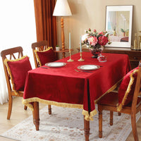 Nappe de table rouge et luxueuse en velours sur une table