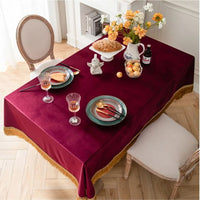 Nappe table rouge en velours avec pampilles sur une table