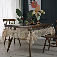 Nappe de Table Transparente avec Dentelle, de forme rectangulaire, dans une salle à manger, avec mobilier en bois.