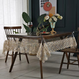 Nappe de Table Transparente avec Dentelle, de forme rectangulaire, dans une salle à manger, avec mobilier en bois.