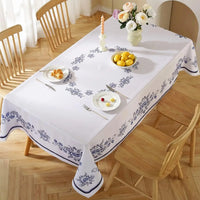 Nappe en Toile Cirée Rectangulaire Motif Floral, de couleur blanche avec des motifs bleus, dans une salle à manger.