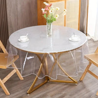 Nappe Transparente Ronde Imperméable et Résistante, sur une table blanche et dorée, dans une salle à manger.