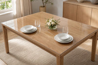 nappe transparente sur une table en bois 