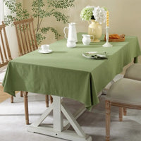 Nappe verte carrée chic et élégante installée sur une table