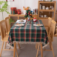 Nappe verte carrée raffinée à carreaux installée sur une table avec des décorations de Noël